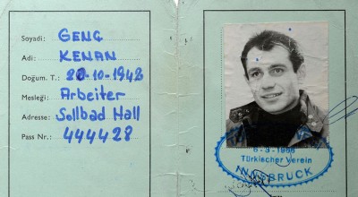 Kenan Genç gründet 1966 den „Türkischen Verein Innsbruck“ und ist auch dessen erster Obmann. Die Vereinsmitglieder unterstützen sich bei Arbeitssuche und Übersetzungen. Der Verein hat sechs Mitglieder aus Hall und etwa 14 aus Innsbruck und Umgebung. Sie treffen sich regelmäßig im Gasthaus „Schwarzer Adler“ in Hall. Mit der Rückkehr Gençs nach Ankara 1968 enden die Aktivitäten des Vereins. 
(*1942 in Maçka, Provinz Trabzon, Türkei, kommt 1965 das erste Mal für drei Jahre nach Hall, lebt seit 1989 wieder in Tirol) Privatbesitz Kenan Genç