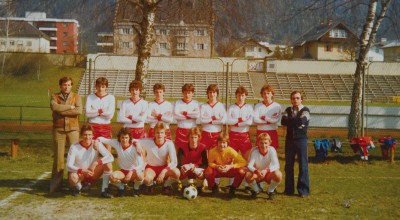 „Türkgüçü“, ca. 1977 v.l.n.r. hockend: Hüseyin, Osman, Mustafa (Kapitän), Ahmet, Ahmet, Niyazi (?), stehend: Kemal, Hüseyin, Mehmet, Ayhan Karagüzel, unbekannt, Ibrahim, unbekannt, Engin, Rüstem.  Privatbesitz Ayhan Karagüzel