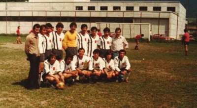 „Juniormannschaft Hall“ ca. 1980, vor einem Spiel in Kufstein v.l.n.r., hockend: Franz, unbekannt, Wendi, unbekannt, Franz, Manfred Korinek, stehend: Dieter Hofer (Trainer), Gerhard Grünauer, Raimund Windisch, Ayhan Karagüzel, Johann Lenlacher, Norbert Gschwendtner, Gerhard Marksteiner, Peter, Gerhard (Trainer).  Privatbesitz Ayhan Karagüzel