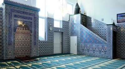 ATİB: Mescidin sol tarafında Mihrab var, her camii’de olduğu gibi  Mekke’nin yönünü gösteriyor. Sağ tarafta ise Minbar var, imam orada Cuma günleri ve bayramlarda vaaz veriyor.   Foto/Fotoğraf: Ramazan Kireş, 2014